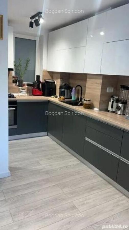 Apartament cu 3 camere decomandat în P-ța Victoriei - 2