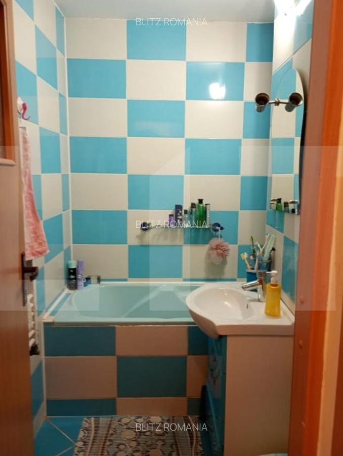 Apartament de vanzare, cu 3 camere, decomandat, 65 mp, cartierul Ciucului - 6