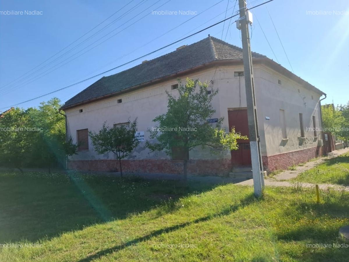 Casa spatioasa cu spatiu comercial pe colt in Nadlac - 2