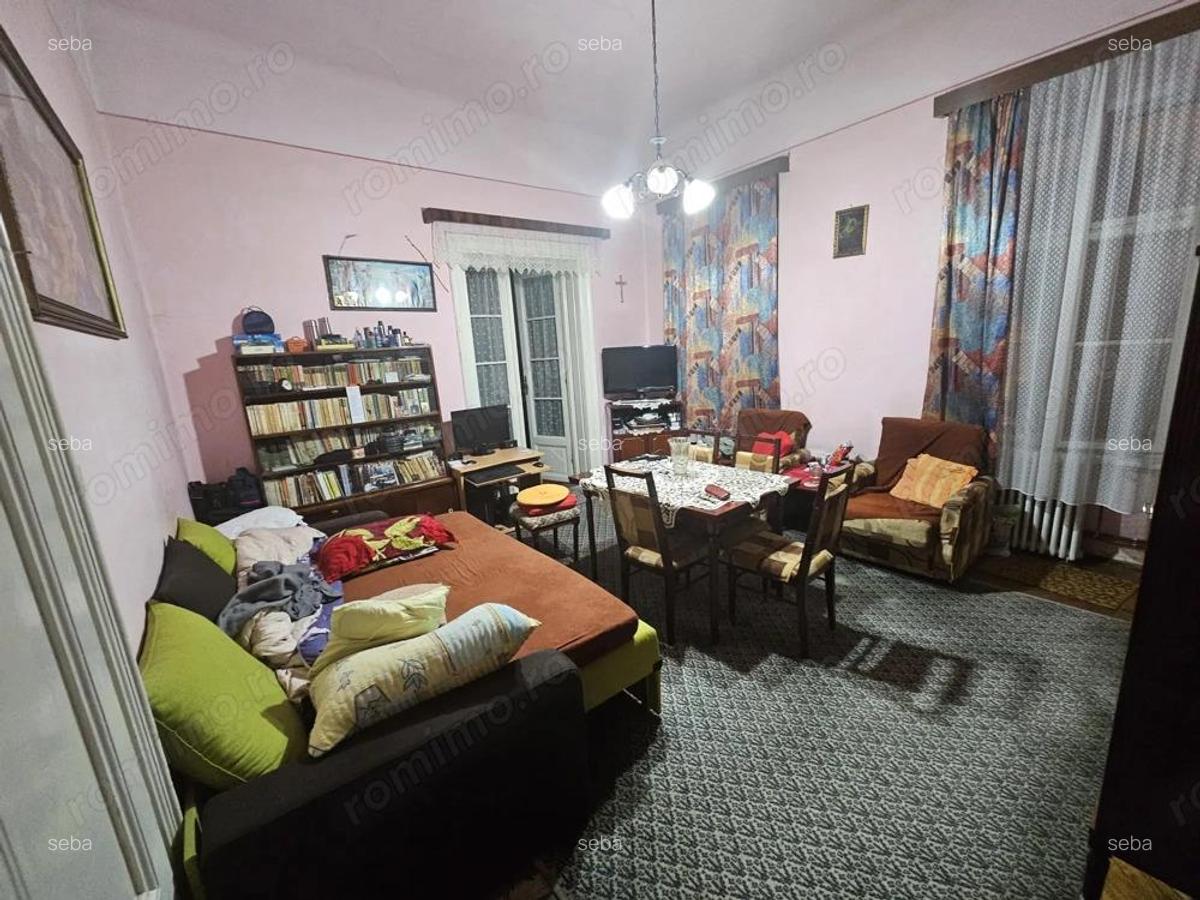 Piata Unirii. Cladire istorica. Fatada renovata! - 1
