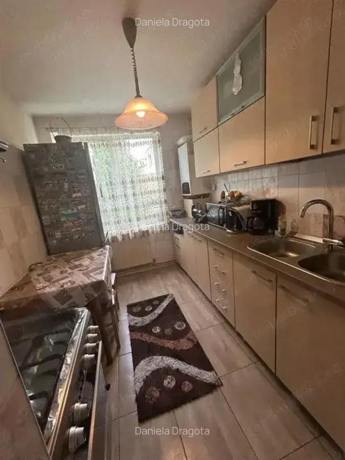 Apartament 3 camere decomandate zona Tractorul - 2