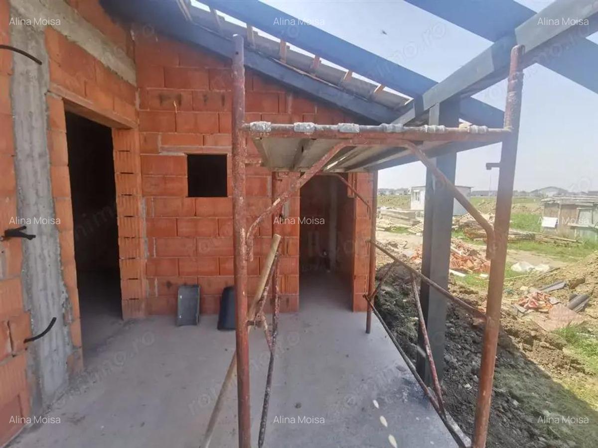 Duplex pe plan - 2 bai - canalizare - personalizare interioara - bucatarie inchisa - 5