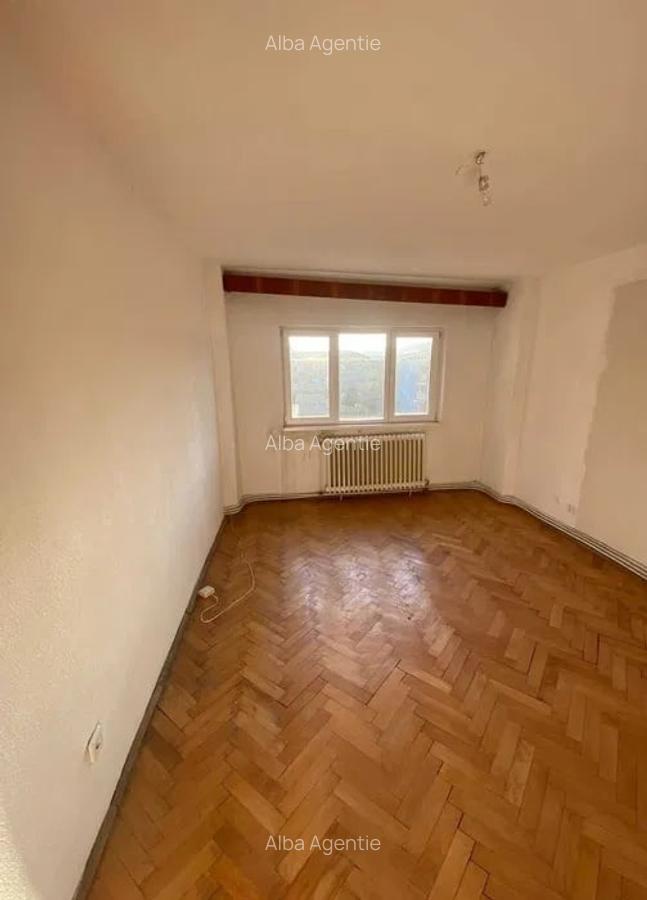 Apartament 3 camere  decomnadat , zona  Cetate - 3