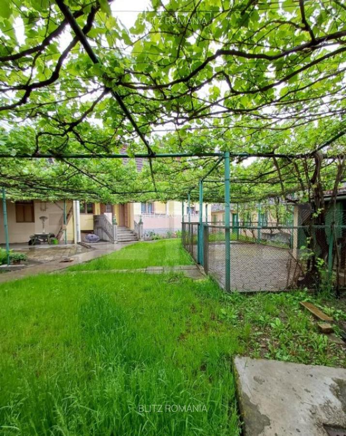 Casa renovabila cu 2 spatii comerciale, 416.6 mp, teren de 7 - 1