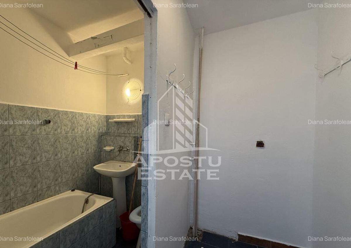 Garsoniera cu bucatarie inchisa, etaj intermediar, zona UMT - 4
