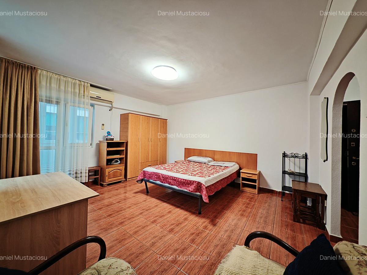 Piata Victoriei | vis a vis de metr.| Spatioasa in bl.anvelopat,vedere in piata - 1