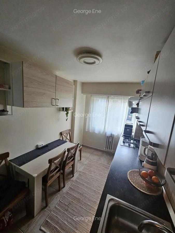 Apartament 3 camere vanzare zona 13 Septembrie stradal etaj 3 - 4