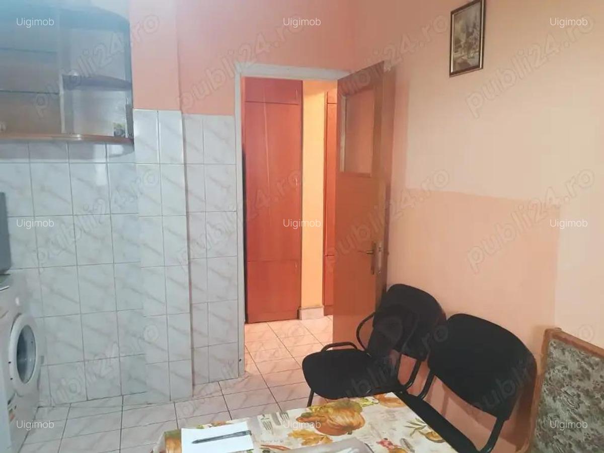 Salajan- str.Minis(in spatele pietei), apartament 2 camere, decomandat, parter 10 - 4