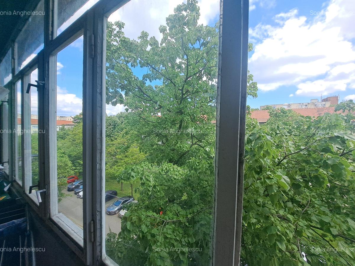 Apartament cu 3 camere semidecomandat, mobilat în Circumvalațiunii - 9