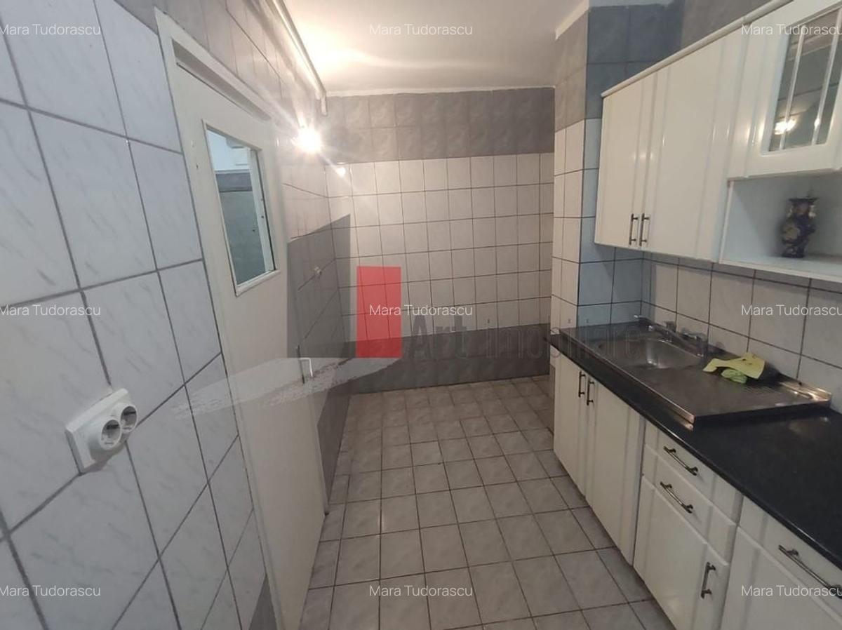 Vânzare apartament decomandat 3 camere cu centrală - Str. Baciului - 10
