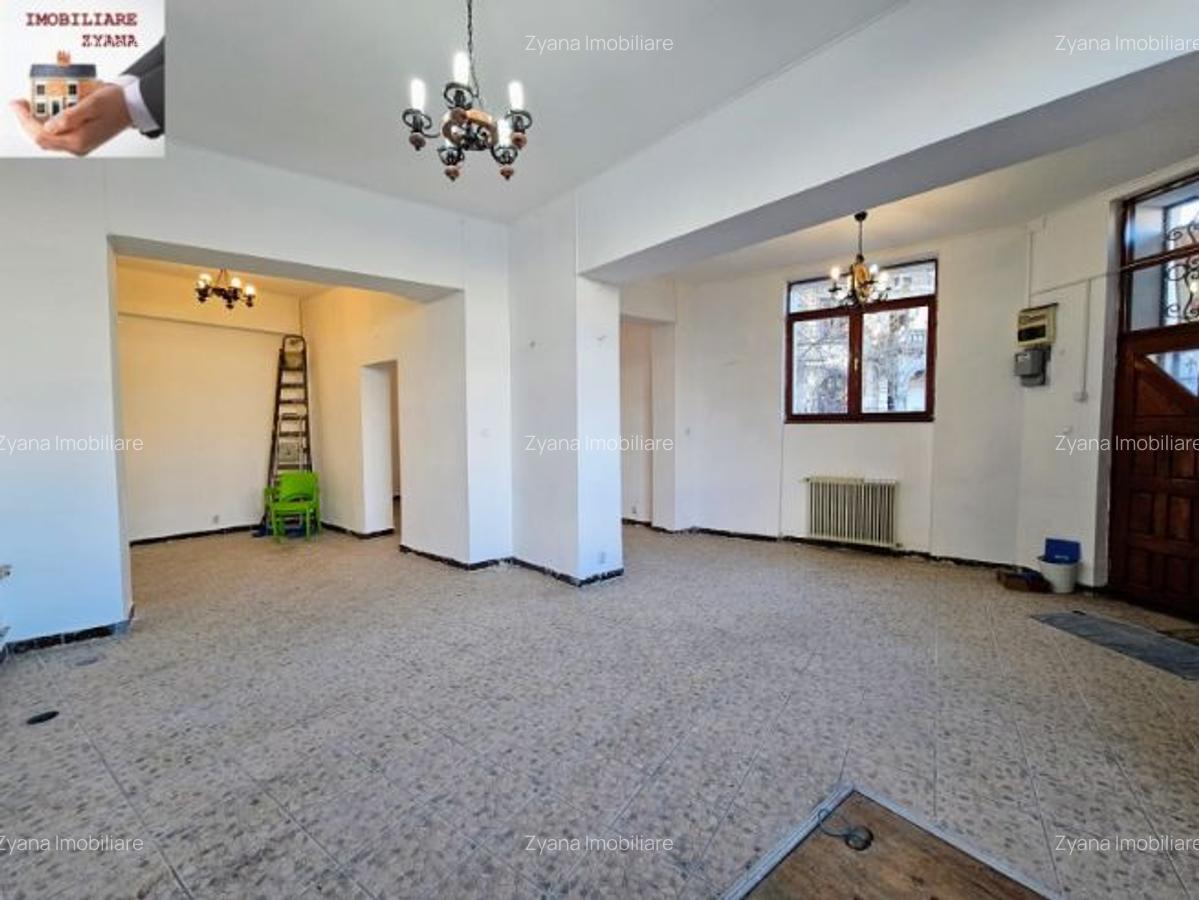 Bd. Unirii – Strada Traian  Vila / Spatiu Comercial Renovat, 10 camere, suprafata utila - 300 mp. - 1