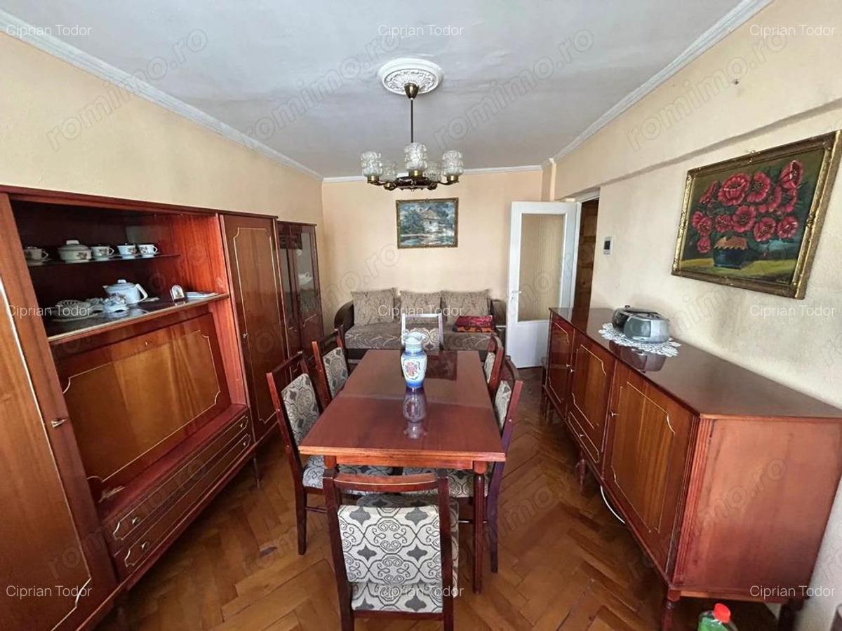 Apartament 3 camere, etaj 3 - zona Cetate - 1