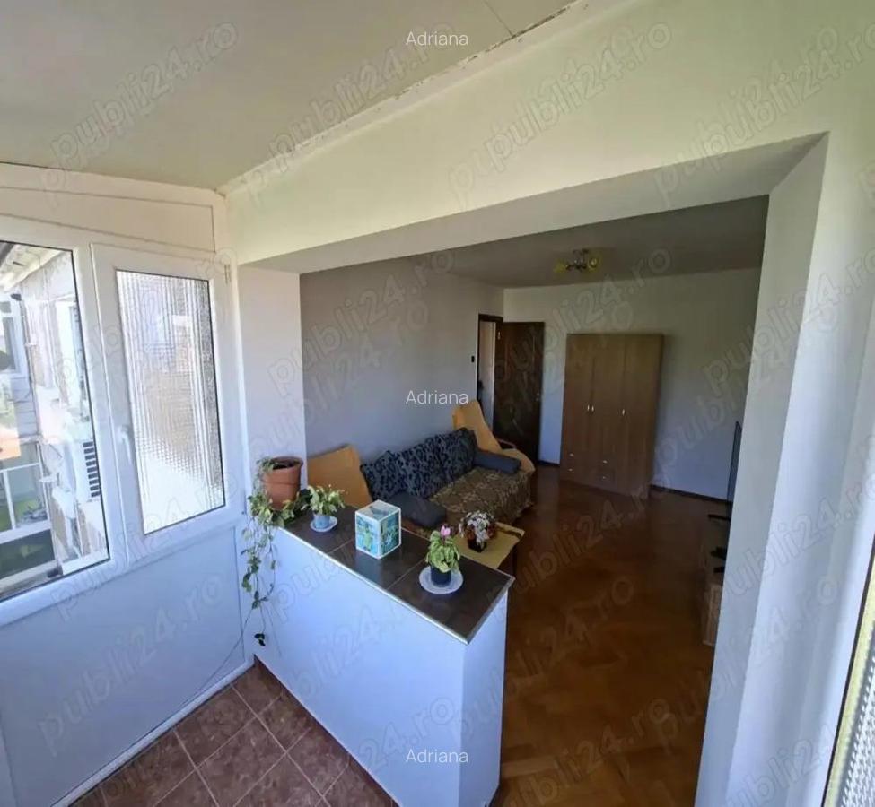 De vanzare apartament cu 3 camere, decomandat, situat in zona Lunei . Apartamentul se afla la etajul - 5