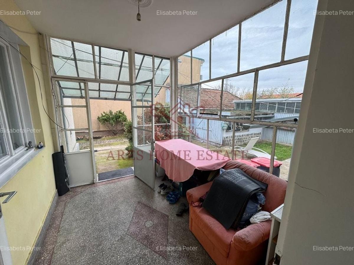 Investiție cu potențial: 2 apartamente + mansardă – Comison 0 - 6