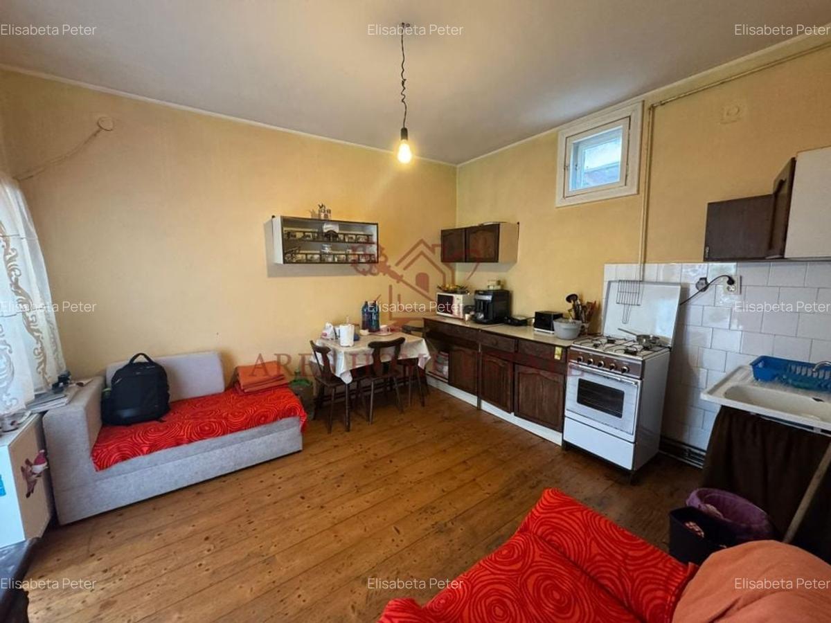 Investiție cu potențial: 2 apartamente + mansardă – Comison 0 - 5