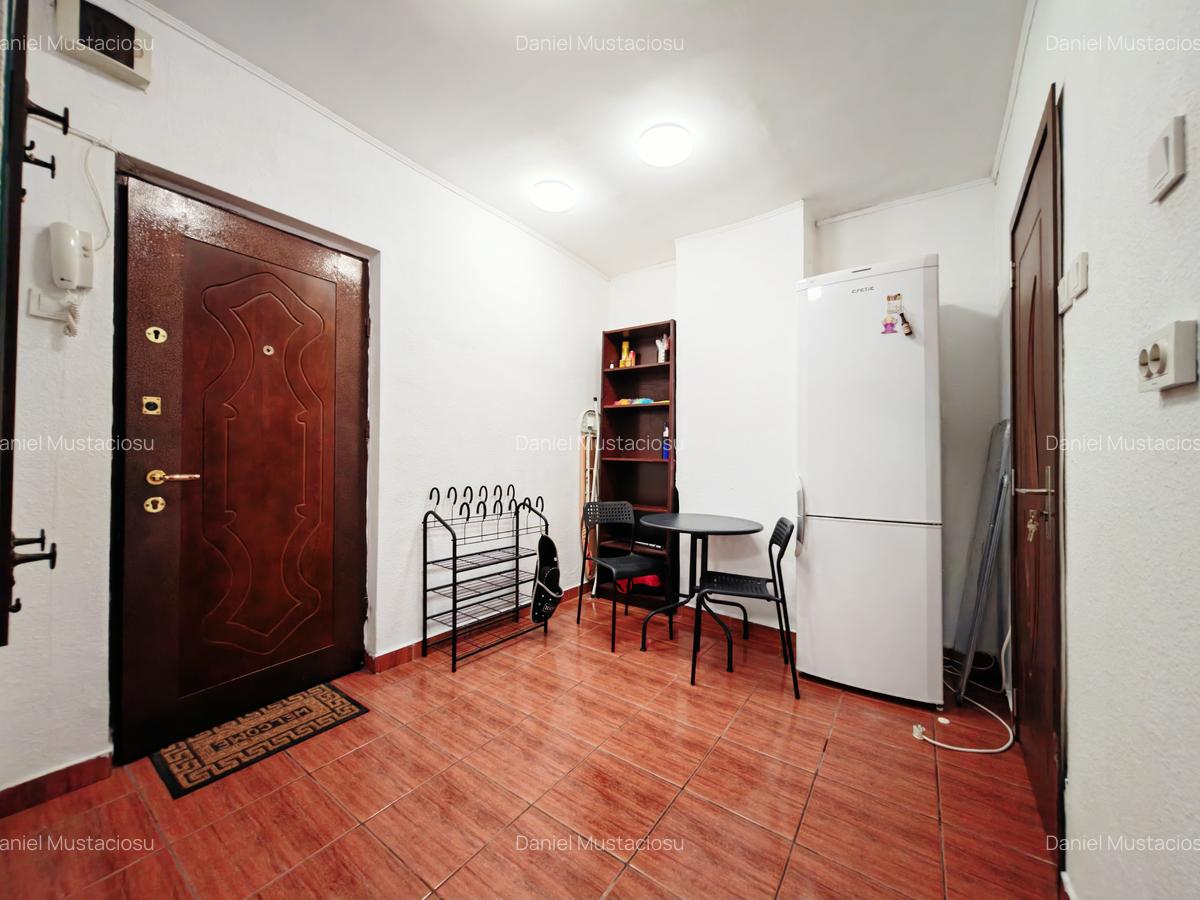 Piata Victoriei | vis a vis de metr.| Spatioasa in bl.anvelopat,vedere in piata - 12