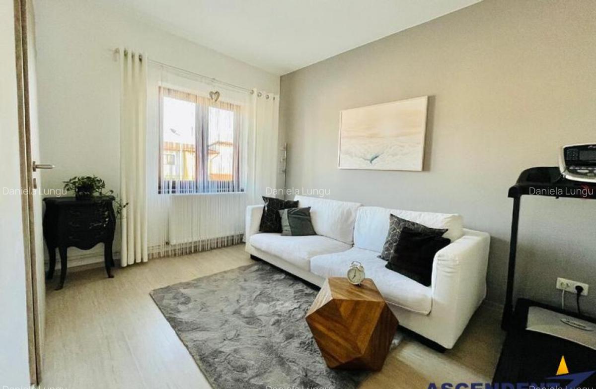 Casa cu living 25 mp,semineu,panouri fotovoltaice 3KW, centr - 4