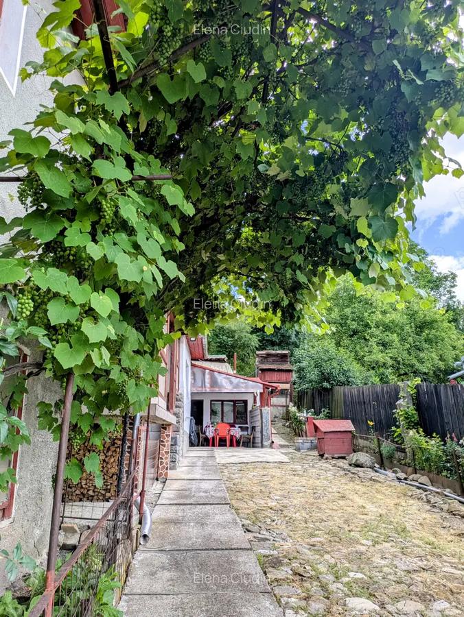 Casa cu teren generos de vanzare in Comarnic, Prahova aproape de DN1 - 1