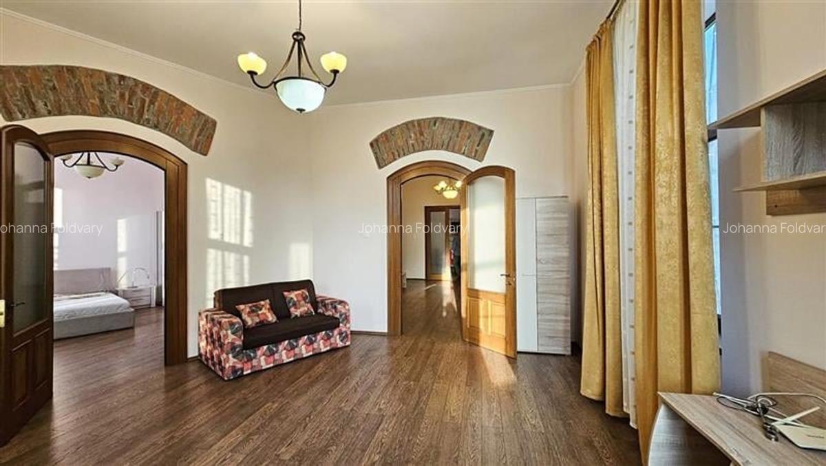 Apartament cu 3 camere semidecomandat, mobilat în Central - 1