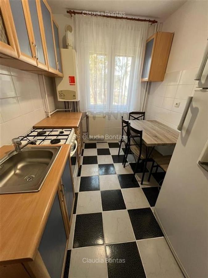 Apartament cu 3 camere semidecomandat în Podu Roș - 2