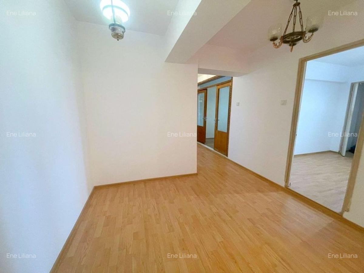 De vanzare - Apartament 3 camere   -R-uri -  Mazepa 1 - 5
