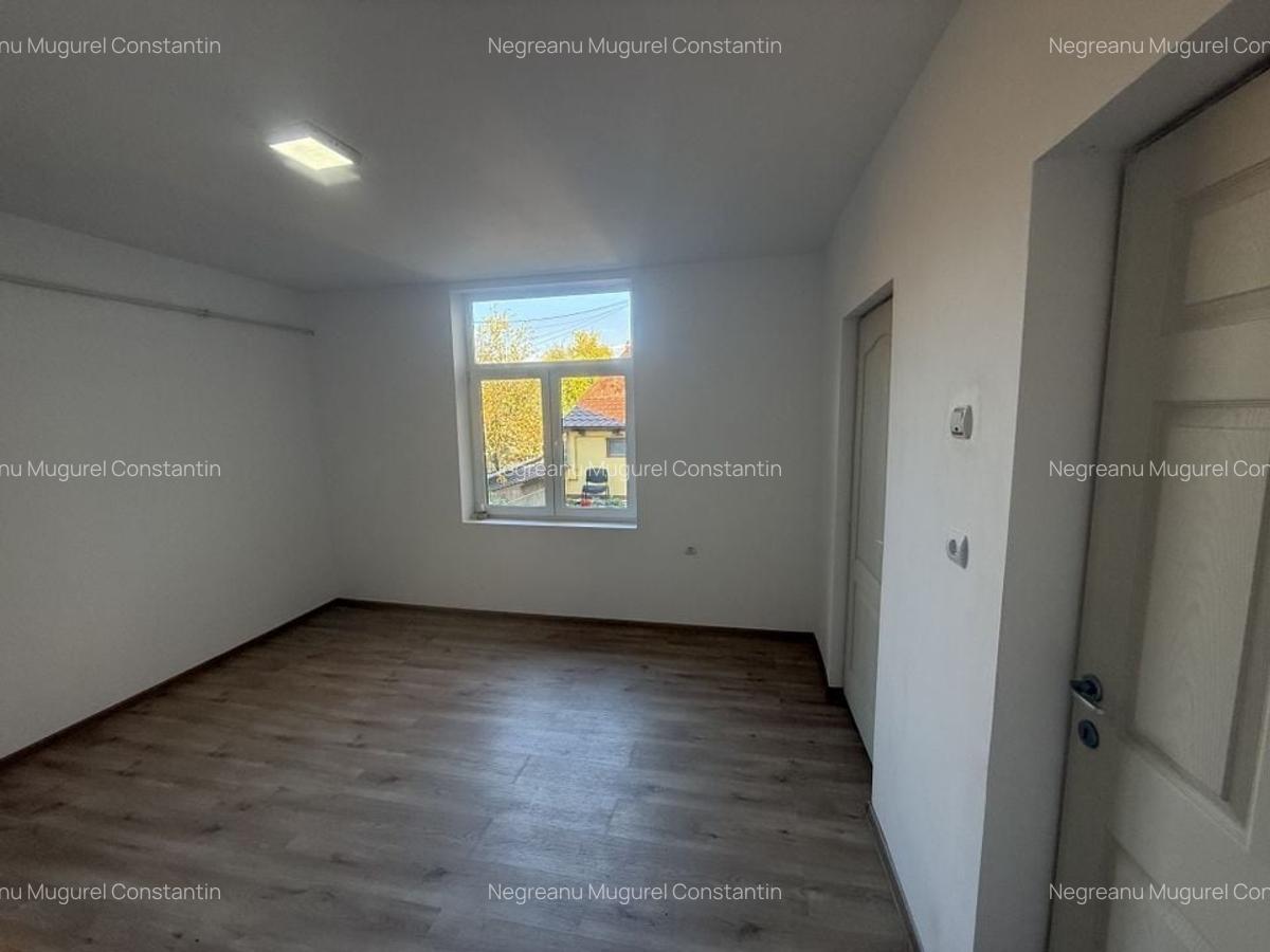 2 corpuri de Casă renovate + teren 125 mp Campina - 8