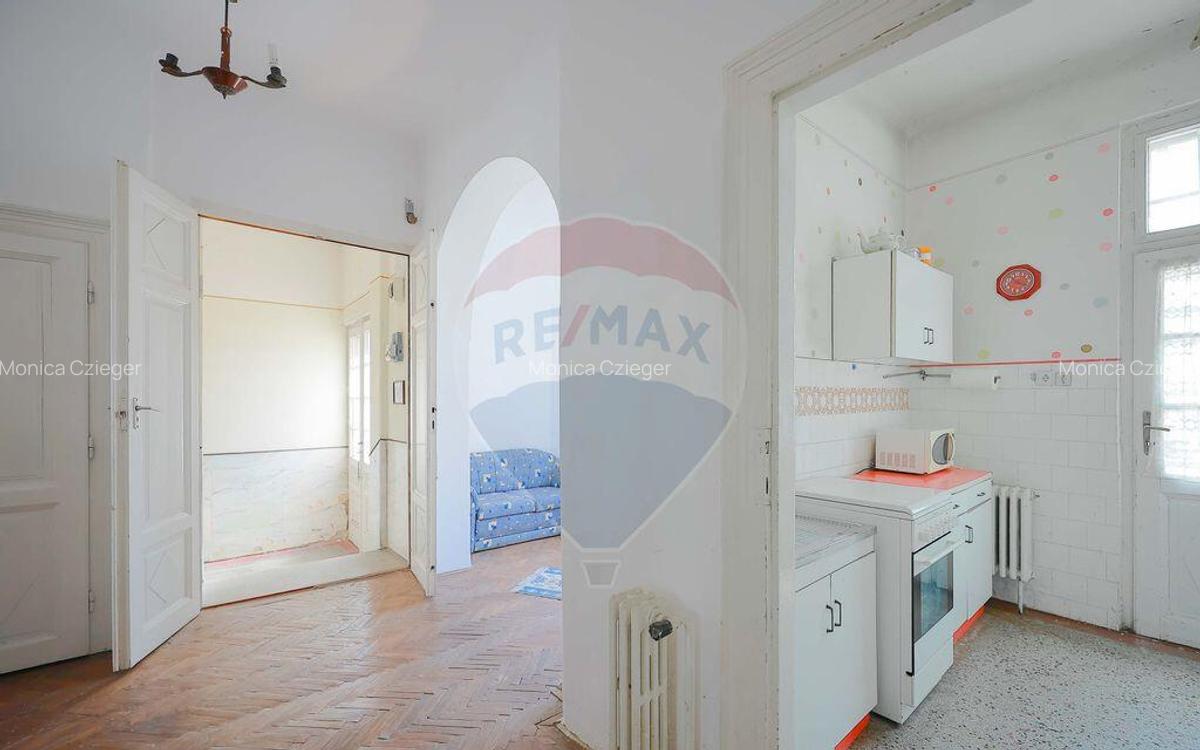 Casa evreiasca interbelica, singur in curte, de vanz... - 13