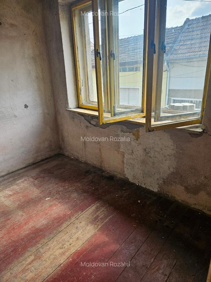 De vanzare casa centrala,situat  la 200m de centru,cu 5 camere,necesita renovat. - 5 De vanzare casa centrala,situat  la 200m de centru,cu 5 camere,necesita renovat. - 5