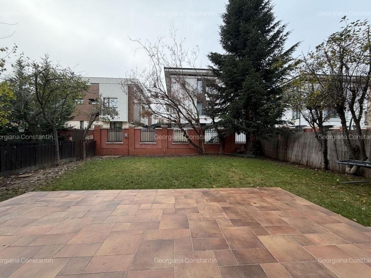 Vila semimobilata  cu 3 dormitoare, piscina exterioara, complex - 2