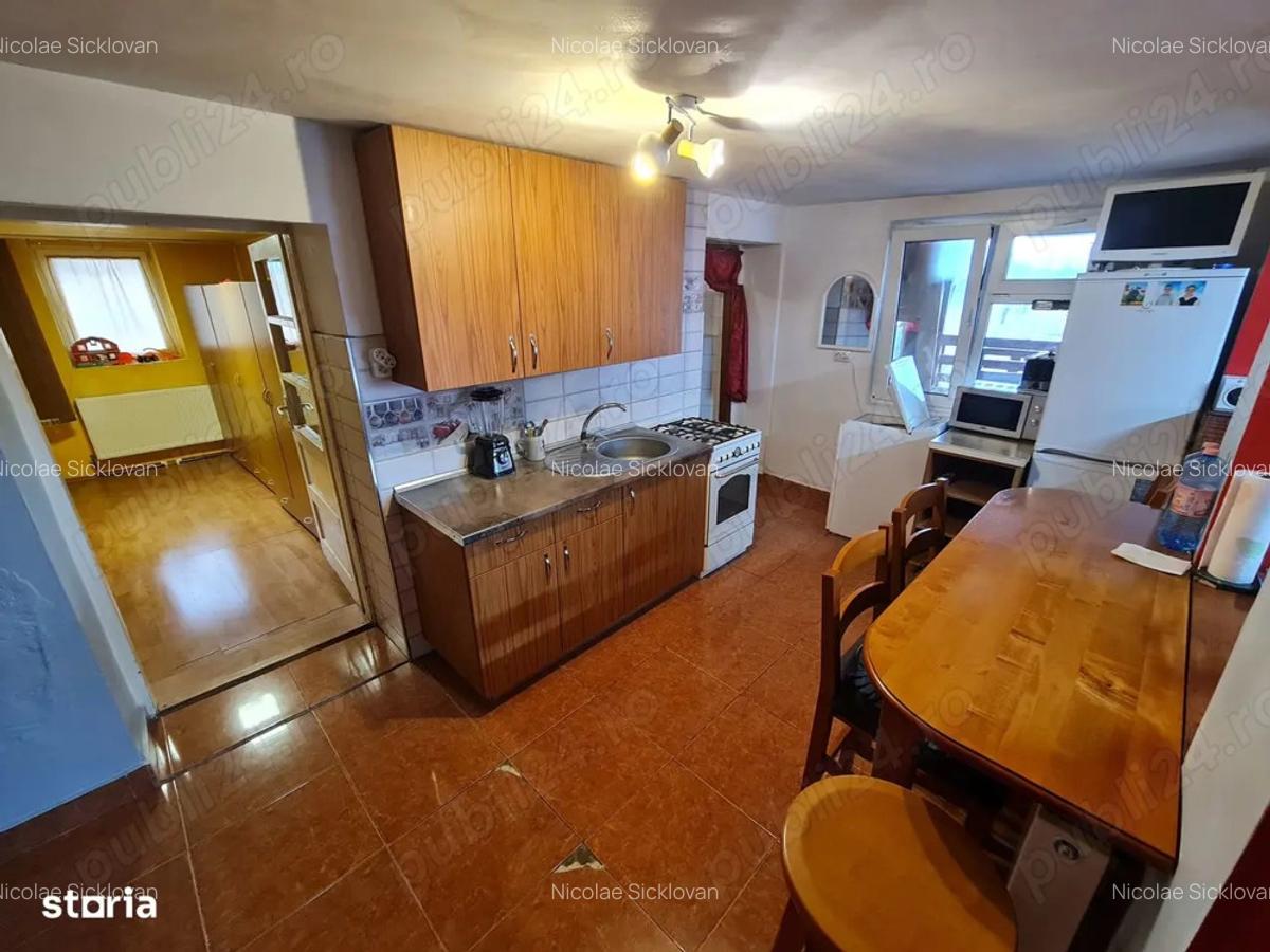 Casa cu teren mare. Casa se poate locui. Apa curenta, centrala termica curte mare plus livada. - 8