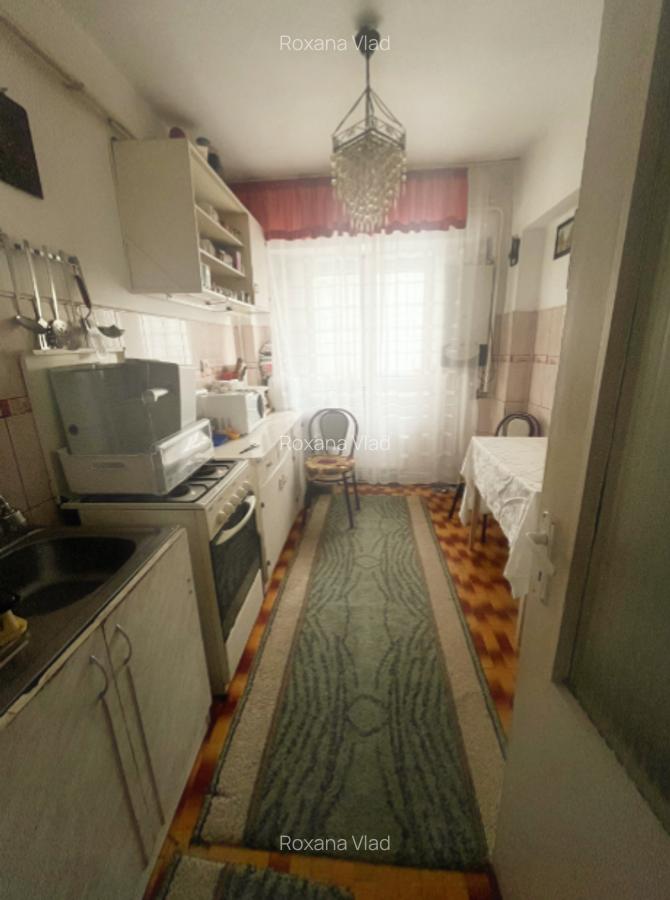 Apartament trei camere - Zona Școala nr. 10 - etaj 2 - 4