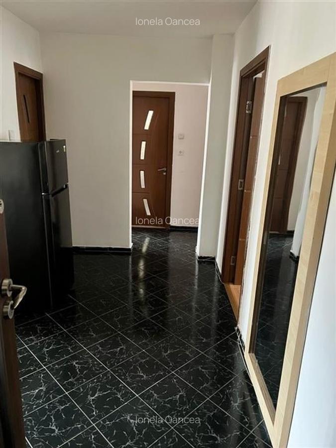 Apartament cu 3 camere situat in Tractorul - 6