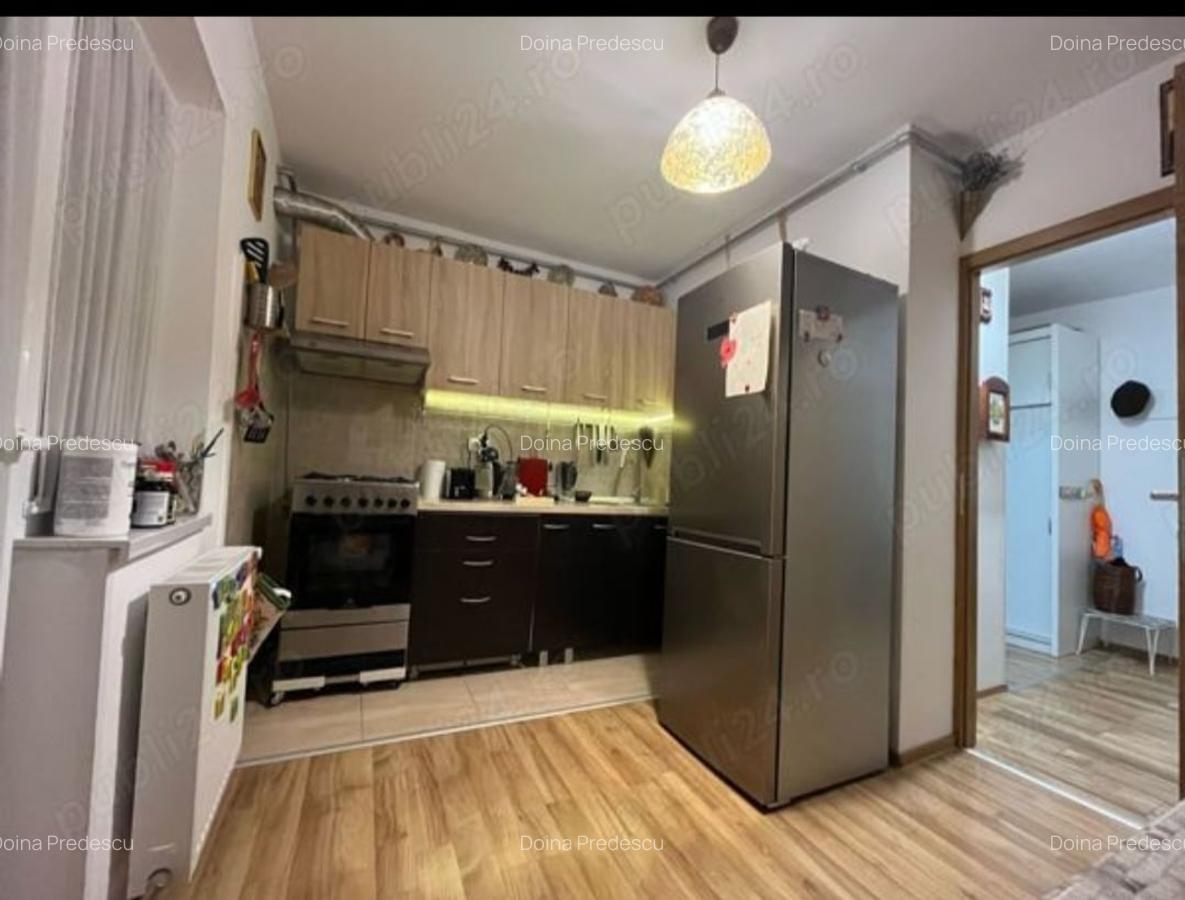Apartament cu 3 camere decomandat în Plăvăț II - 8