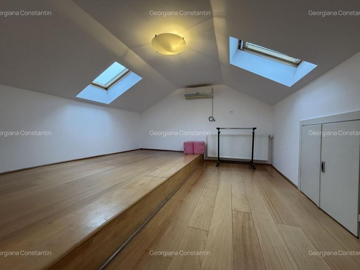 Vila semimobilata  cu 3 dormitoare, piscina exterioara, complex - 18