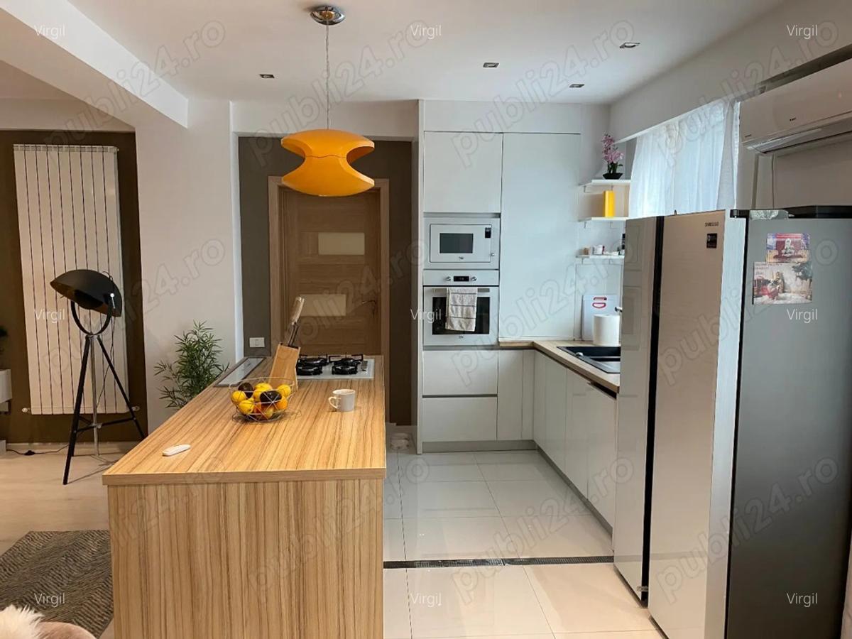 Apartament spatios de vanzare 3 camere Palazu Mare - 1