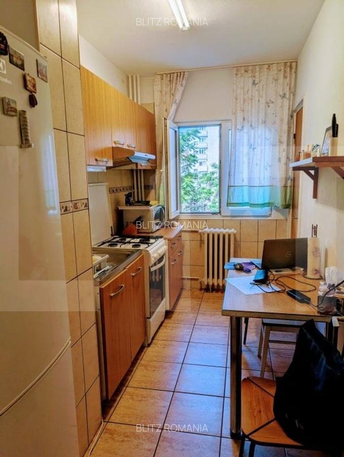 Apartament de vanzare, cu 3 camere, 65 mp, decomandat, Piata Victoriei - 6