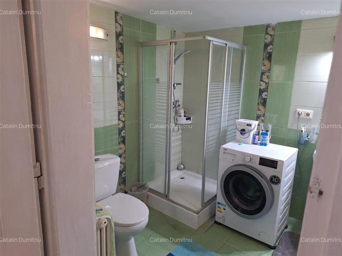 Casa Bartolomeu, pe doua nivele, stil deosebit, curte comuna - 13