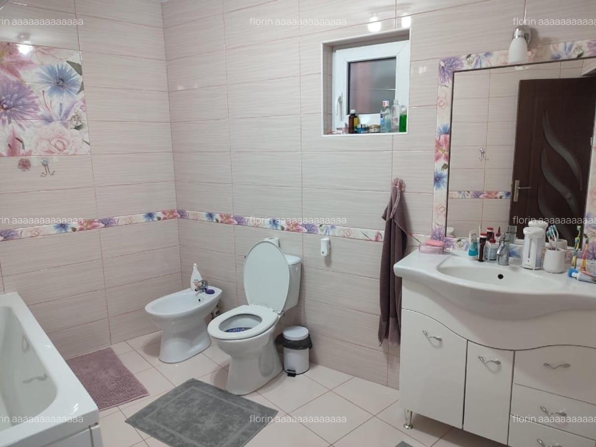 Casă de vânzare 2200 mp2 - 4