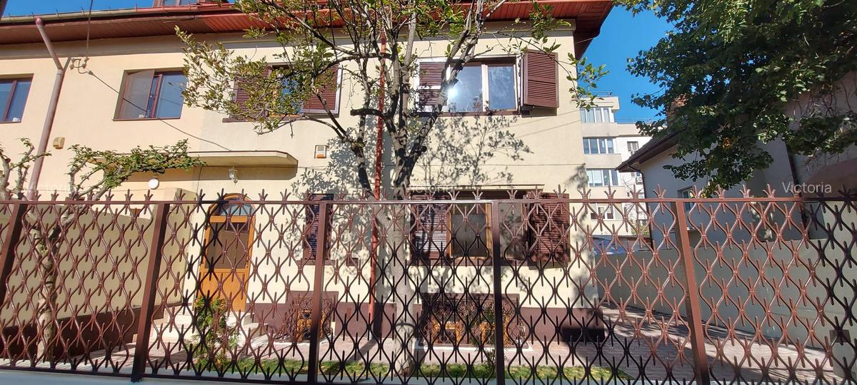 P-ta Alba iulia -strada cu Magnolii,5 camere,renovata,libera,vila eleganta - 1
