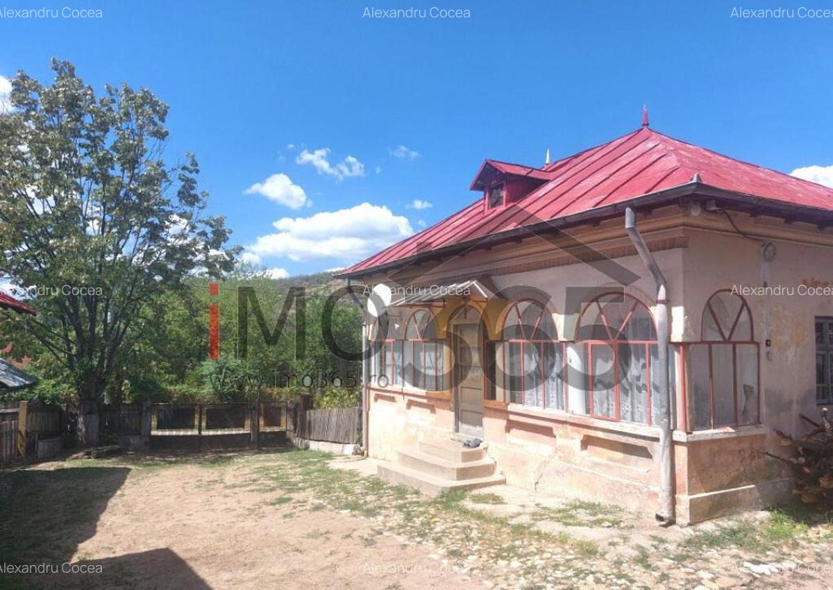 Casa veche si teren Izvorani - toate utilitatile - 1