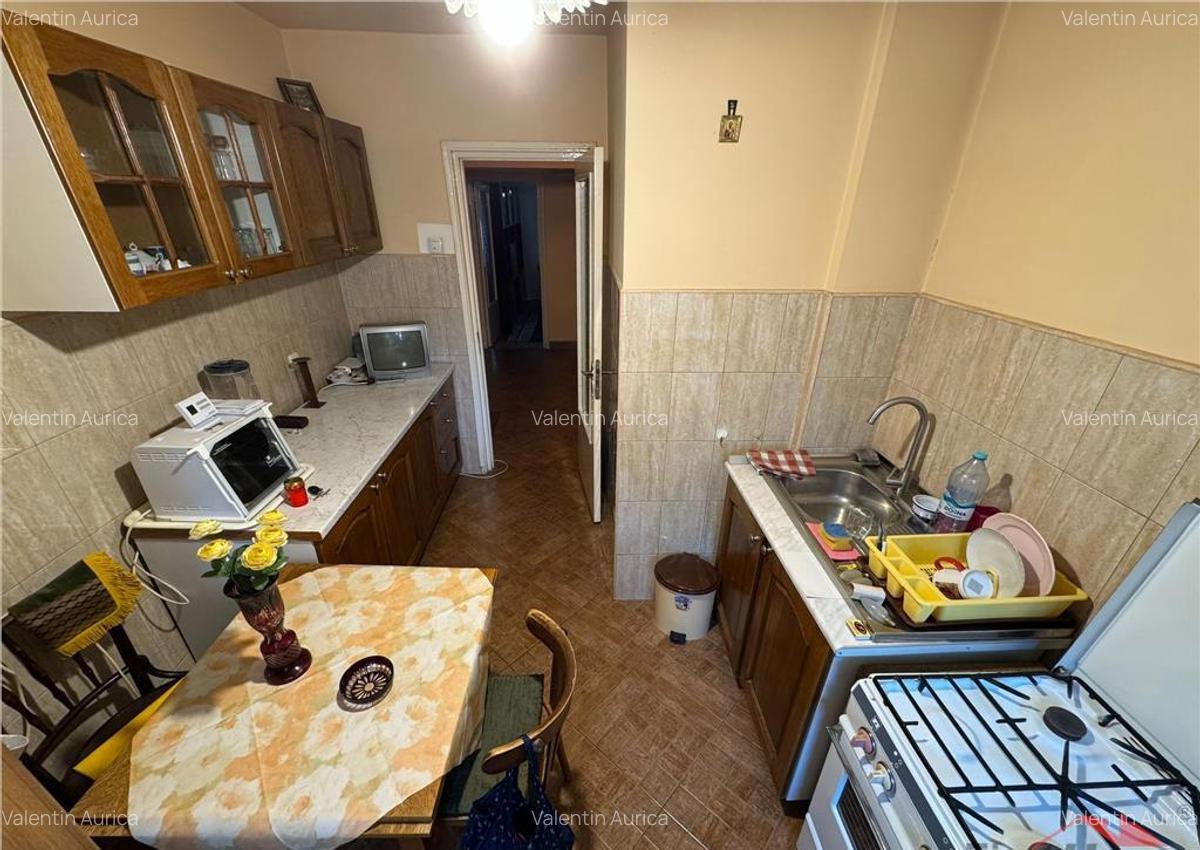 Apartament 3 camere, etaj 1, zona Garii , decomandat, liber - 3