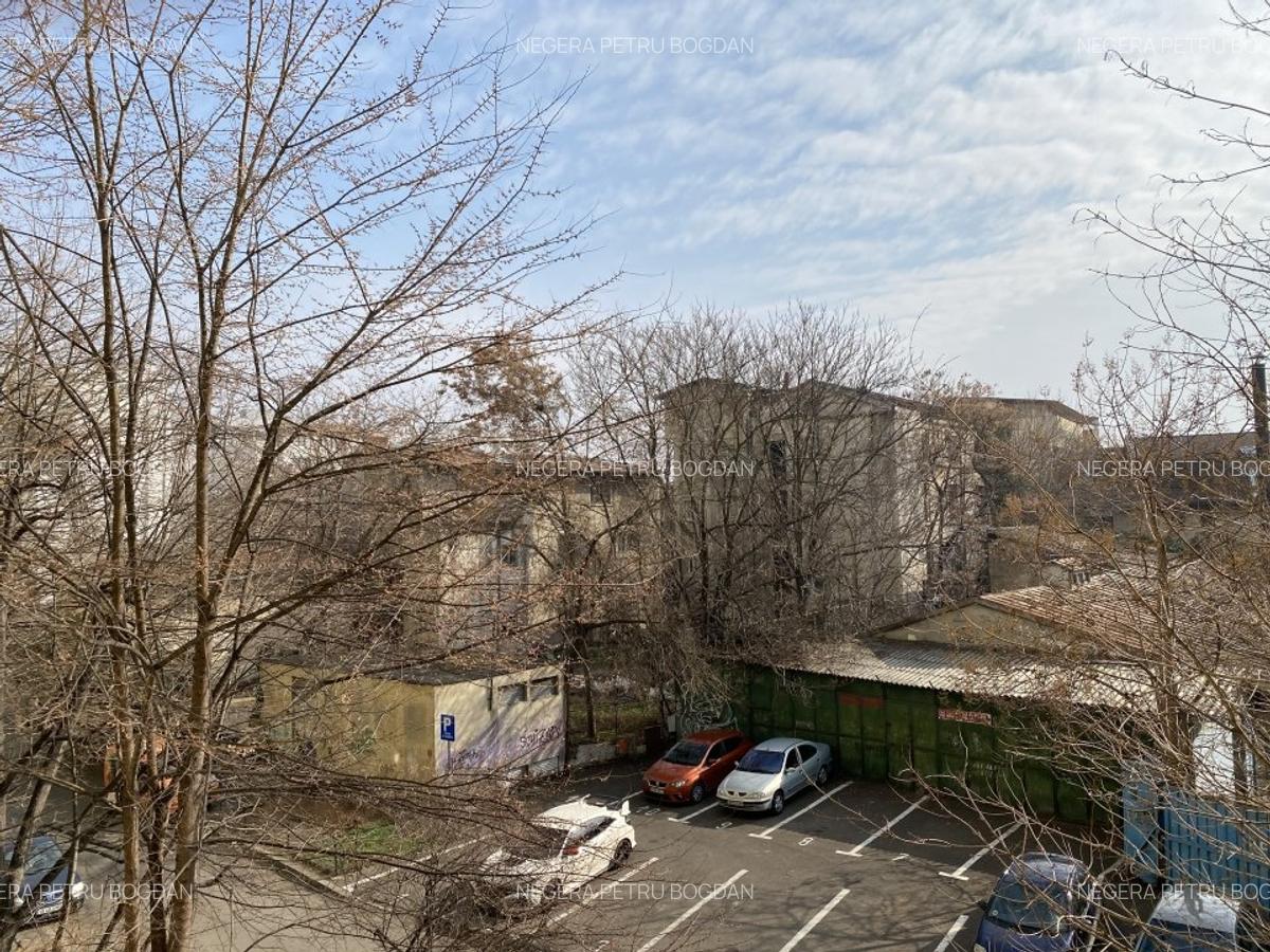 Romana,renovat nou,curat,cu spatii de depozitare. - 15