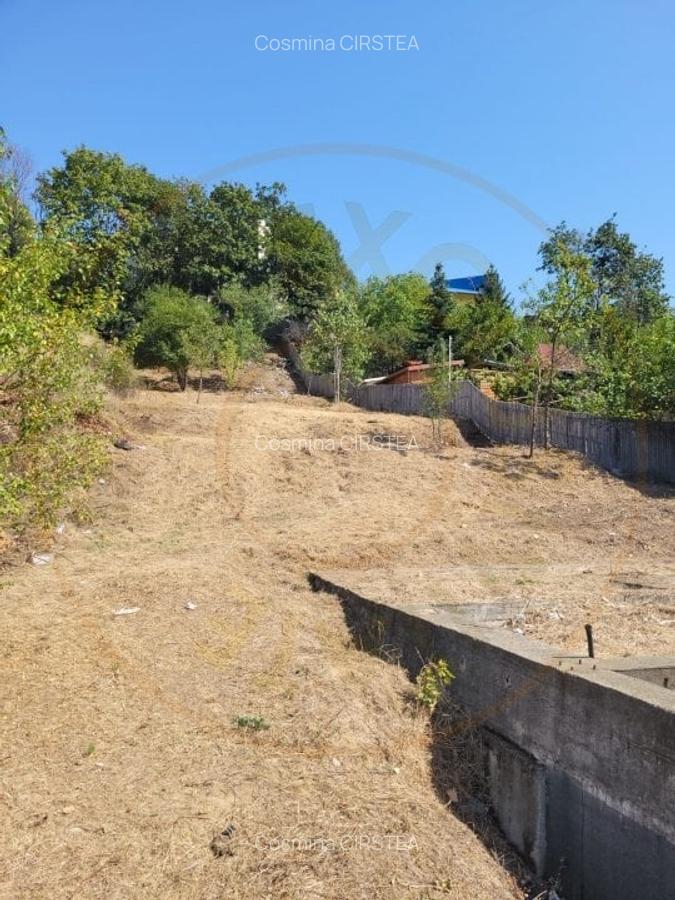 Teren intravilan Pitesti - langa liceul Odobescu - 1083 mp, demisol executat - 2