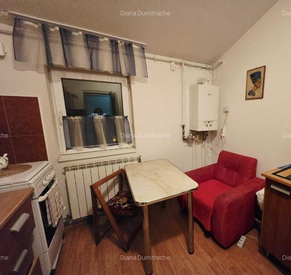 Vând apartament 2 camere Poarta 6 - 6