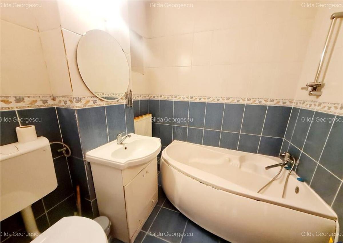 Apartament decomandat, suprafata generoasa, cu boxa si loc d - 12