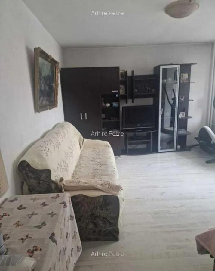 Apartament 3 camere, decomandat , etajul 1/10 - 1