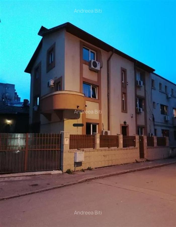 Casă individuală cu 8 camere în Unirii - 1
