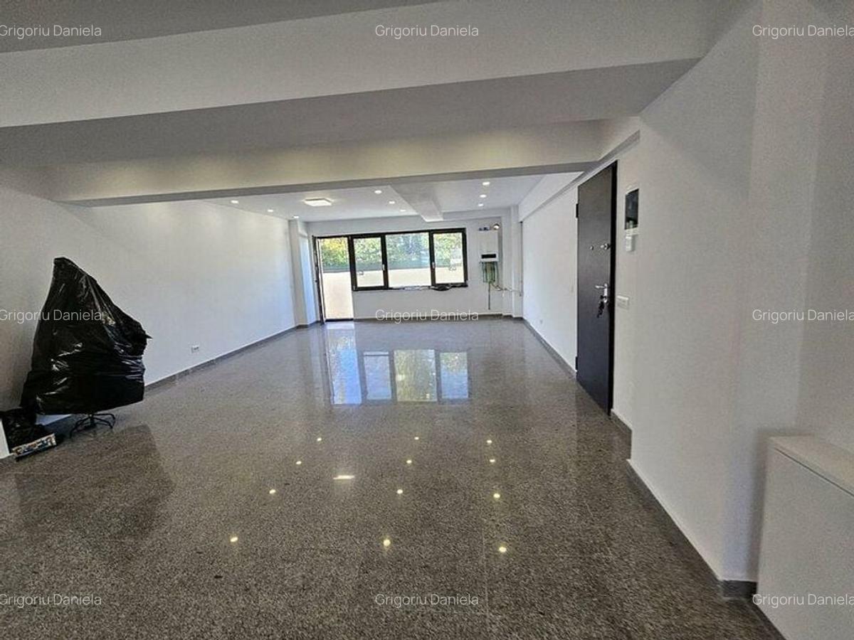 Spatiu comercial, Damaroaia/ Petrom City, terasa 37mp+boxa+2locuri par - 4