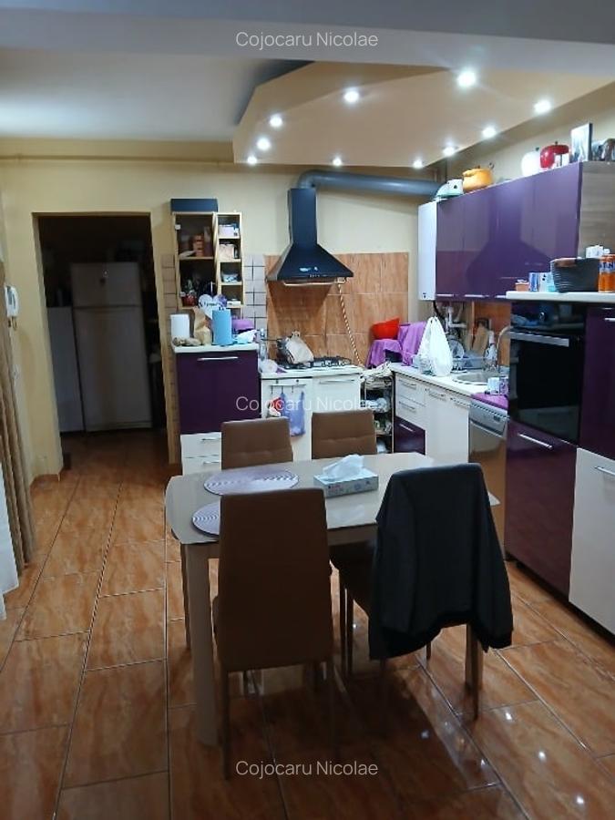 Casa parter+ etaj, zona complex unirii - 2