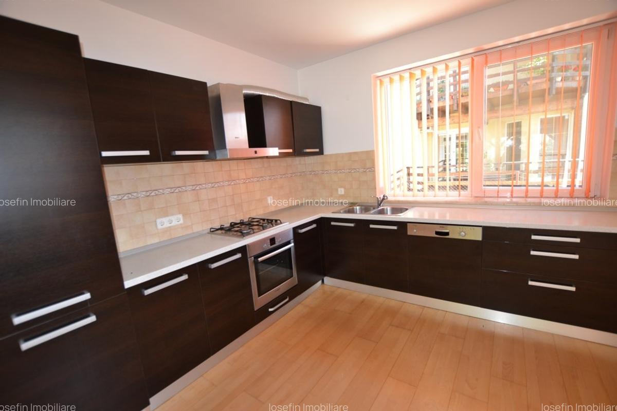 Vila de 200 mp in curte de 800 mp - 1